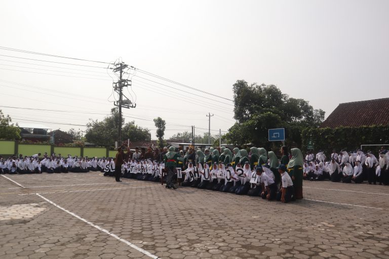 Kejutan Haru di Hari Guru ala SMP Negeri 1 Baturetno