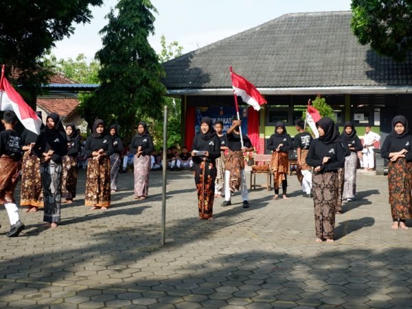 Dua Minggu Penuh Sorakan, Spensaba Gelar Clasmetting