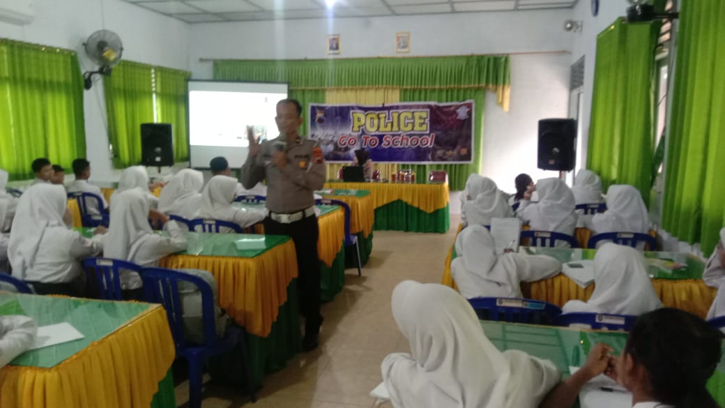 Membangun Generasi Taat Hukum Bersama Police Goes To School SMP Negeri 1 Baturetno
