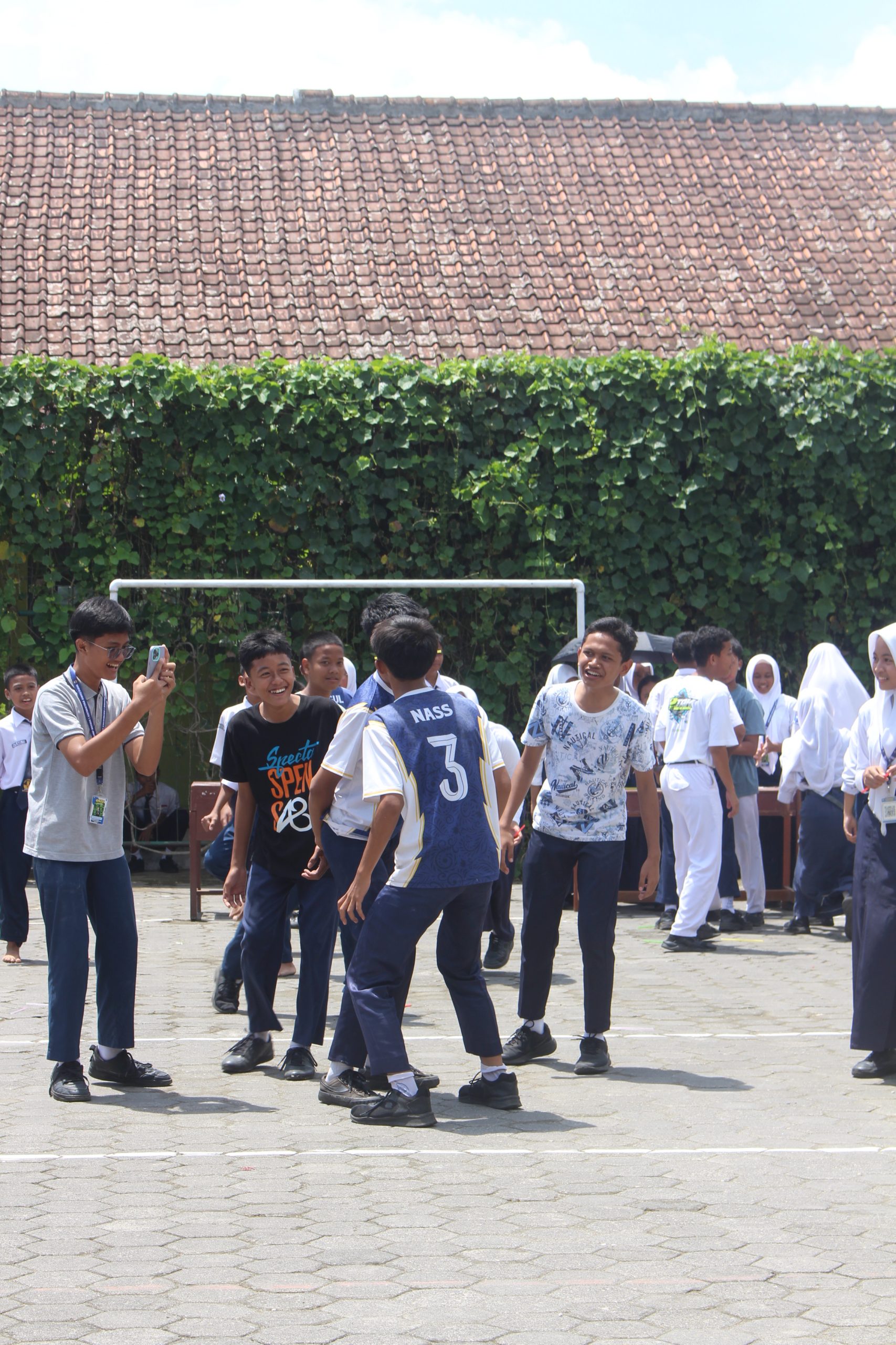 Peringati Hari Guru, SMP Negeri 1 Baturetno Ajak Siswa Ikuti Beragam Mini Game