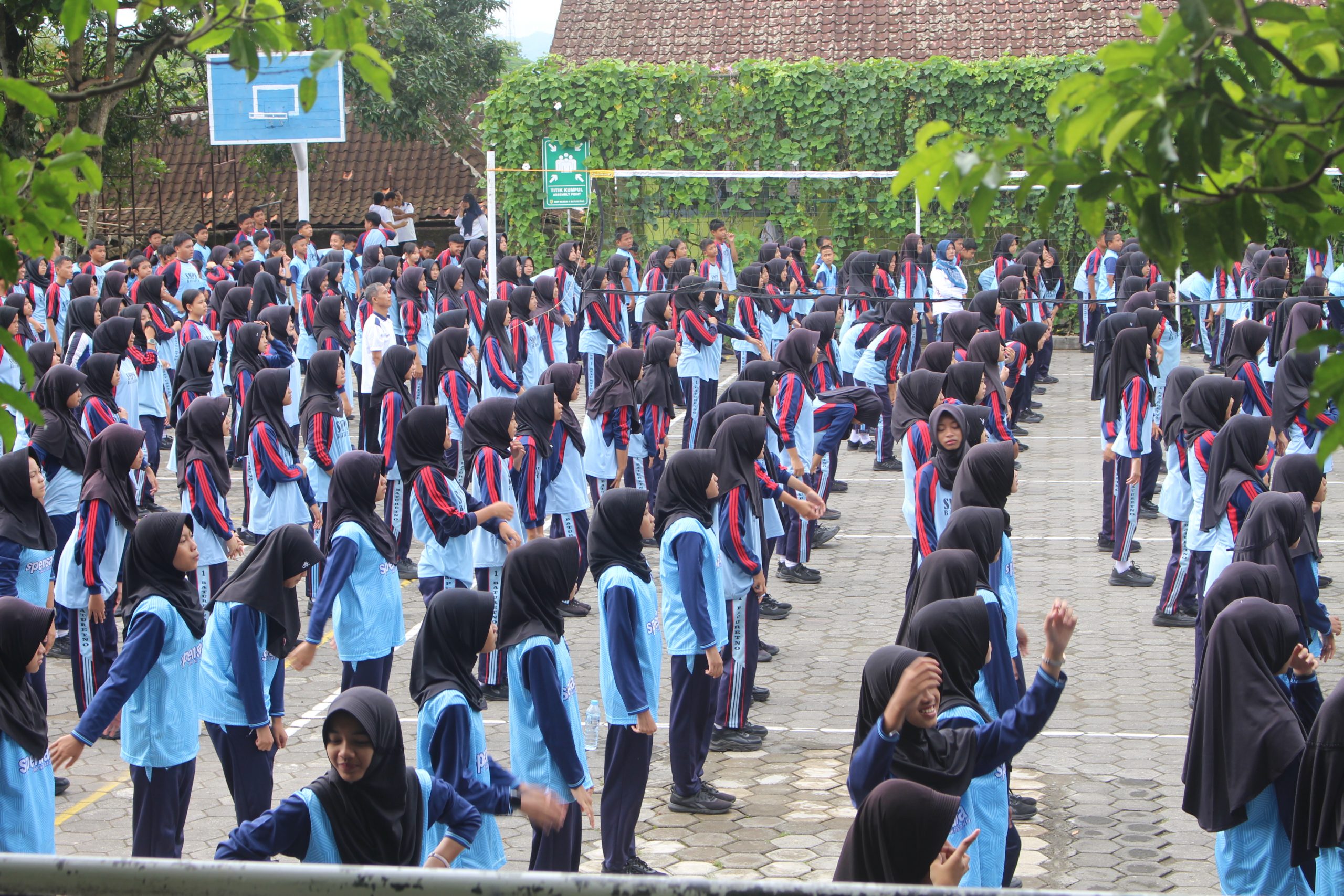 Sambut Hari Guru Nasional, SMP Negeri 1 Baturetno adakan jalan sehat!