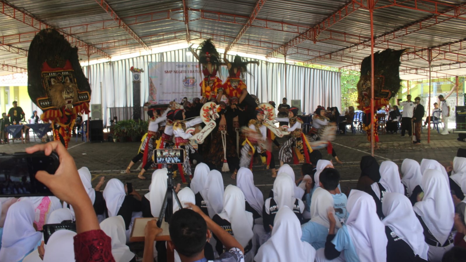 Pertunjukkan Reog Getarkan Panggung HUT SMP Negeri 1 Baturetno!